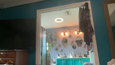 Snapshot of matchingtracksuits chatting on 11/28/25, 04:42 Jer and Kel online show from 11/28/25, 04:42