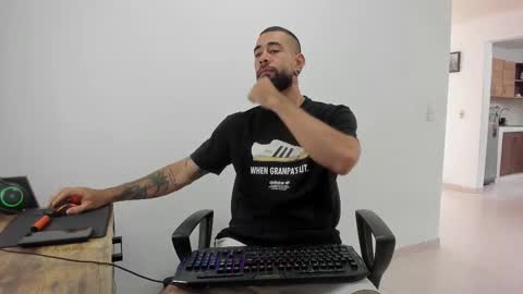 Snapshot of matheusbeard2 chatting on 11/28/25, 04:31 Matheus online show from 11/28/25, 04:31