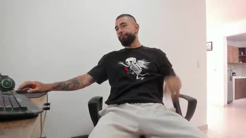 Snapshot of matheusbeard2 chatting on 11/30/25, 08:35 Matheus online show from 11/30/25, 08:35