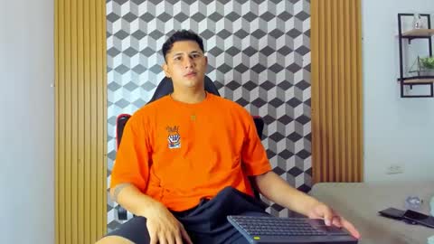 Snapshot of mathias_cocks chatting on 01/05/25, 08:00 mathias cocks online show from 01/05/25, 08:00