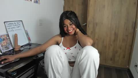 Snapshot of matilde27 chatting on 02/15/25, 04:36 Daniela online show from 02/15/25, 04:36