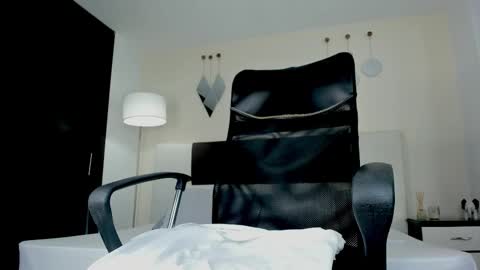 Snapshot of mattdevon chatting on 12/14/25, 05:07 Matt online show from 12/14/25, 05:07