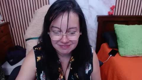 Snapshot of mature_wolf chatting on 10/17/25, 10:01 Sonia online show from 10/17/25, 10:01