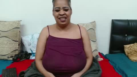 Snapshot of maturedbootyqueen chatting on 04/23/26, 12:29 QUEEN online show from 04/23/26, 12:29
