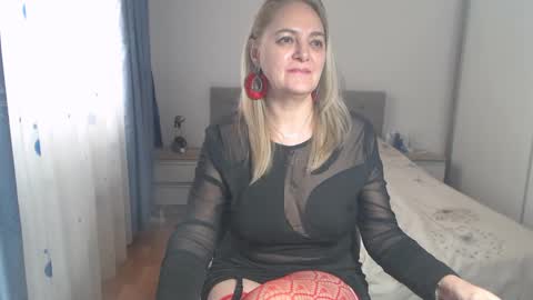 Snapshot of maturediana chatting on 02/27/25, 07:01 maturediana online show from 02/27/25, 07:01