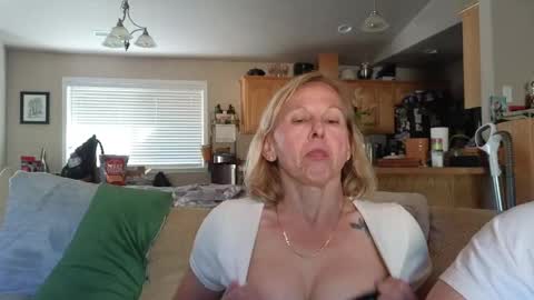 Snapshot of matureluvin chatting on 05/20/26, 01:23 JustUs online show from 05/20/26, 01:23