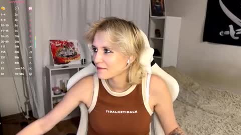 Snapshot of maudhendry chatting on 09/08/25, 04:28 Mia online show from 09/08/25, 04:28