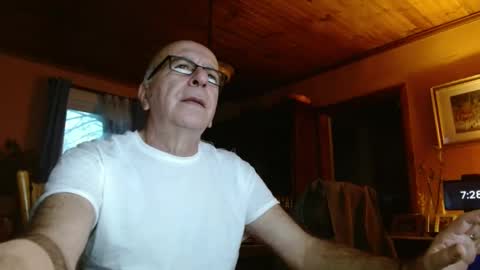 Snapshot of mauriceandre chatting on 12/16/24, 12:27 Maurice online show from 12/16/24, 12:27