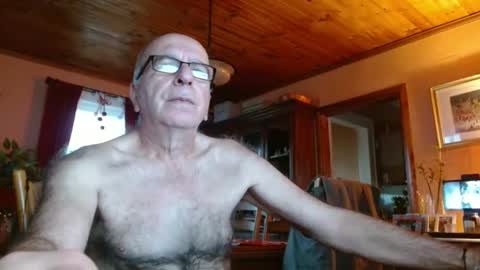 Snapshot of mauriceandre chatting on 12/17/24, 12:54 Maurice online show from 12/17/24, 12:54