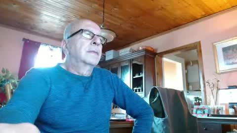 Snapshot of mauriceandre chatting on 12/18/24, 02:06 Maurice online show from 12/18/24, 02:06