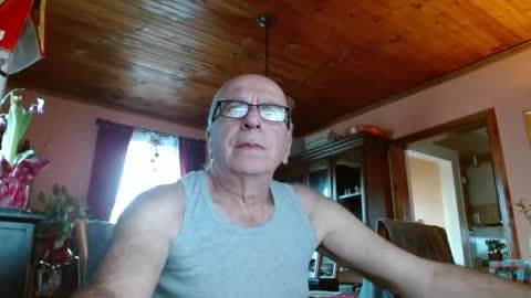 Snapshot of mauriceandre chatting on 12/23/24, 01:35 Maurice online show from 12/23/24, 01:35