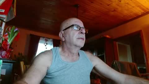 Snapshot of mauriceandre chatting on 12/26/24, 12:27 Maurice online show from 12/26/24, 12:27