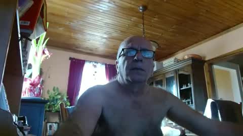 Snapshot of mauriceandre chatting on 01/14/25, 04:40 Maurice online show from 01/14/25, 04:40