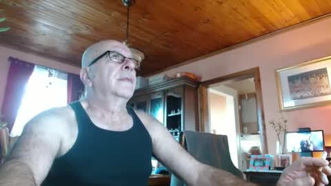 Snapshot of mauriceandre chatting on 02/22/25, 01:46 Maurice online show from 02/22/25, 01:46