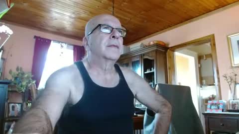 Snapshot of mauriceandre chatting on 02/24/25, 03:09 Maurice online show from 02/24/25, 03:09