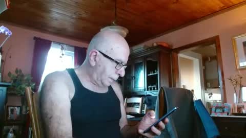 Snapshot of mauriceandre chatting on 02/26/25, 12:03 Maurice online show from 02/26/25, 12:03