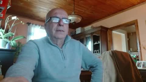 Snapshot of mauriceandre chatting on 12/17/25, 02:45 Maurice online show from 12/17/25, 02:45