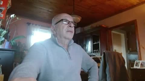 Snapshot of mauriceandre chatting on 12/19/25, 09:00 Maurice online show from 12/19/25, 09:00