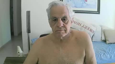 Snapshot of max_2017 chatting on 12/14/25, 12:32 max_2017 online show from 12/14/25, 12:32