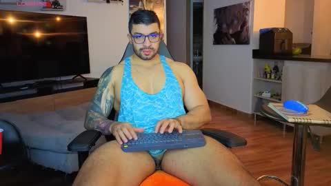 Snapshot of max_cooper17 chatting on 11/10/25, 03:49 Max online show from 11/10/25, 03:49