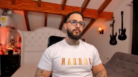 Snapshot of max_dic1 chatting on 12/14/25, 11:20 max D. online show from 12/14/25, 11:20