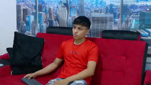 Snapshot of max_latin_ chatting on 02/19/25, 12:00 max_latin_ online show from 02/19/25, 12:00