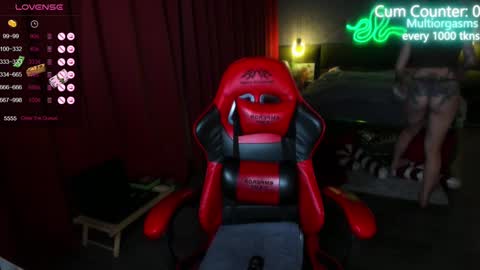 Snapshot of max_phoenix chatting on 12/15/24, 04:51 Max online show from 12/15/24, 04:51