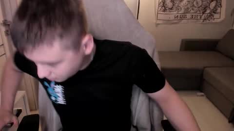 Snapshot of max_sm1th chatting on 12/15/25, 01:21 Max online show from 12/15/25, 01:21