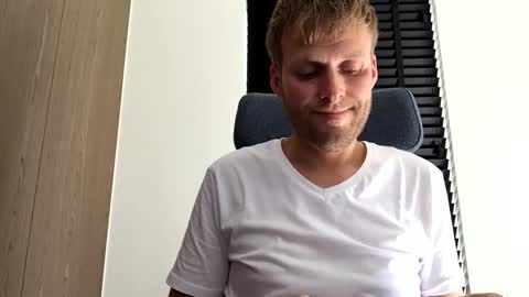 Snapshot of max_straight_1 chatting on 10/09/25, 10:57 Max take off clothes online show from 10/09/25, 10:57