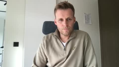 Max take off clothes online show from 11/15/25, 12:02