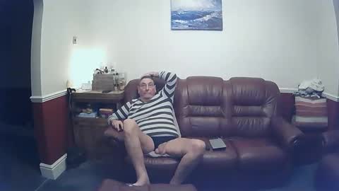 Snapshot of maxi_johnes chatting on 01/04/25, 10:13 MAX online show from 01/04/25, 10:13