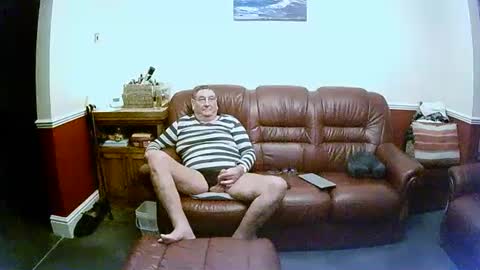 Snapshot of maxi_johnes chatting on 01/06/25, 11:42 MAX online show from 01/06/25, 11:42