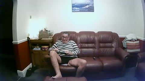 Snapshot of maxi_johnes chatting on 01/08/25, 12:28 MAX online show from 01/08/25, 12:28