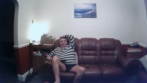 Snapshot of maxi_johnes chatting on 02/04/25, 08:49 MAX online show from 02/04/25, 08:49