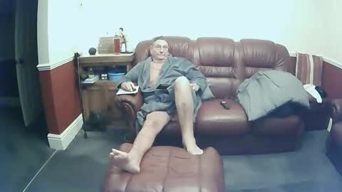 Snapshot of maxi_johnes chatting on 10/14/25, 10:32 MAX online show from 10/14/25, 10:32