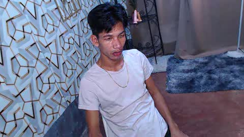 Snapshot of maxiebunny99 chatting on 02/16/25, 01:49 Reyn online show from 02/16/25, 01:49