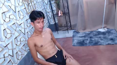 Snapshot of maxiebunny99 chatting on 02/20/25, 06:02 Reyn online show from 02/20/25, 06:02