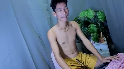 Snapshot of maxiebunny99 chatting on 10/14/25, 05:08 Reyn online show from 10/14/25, 05:08