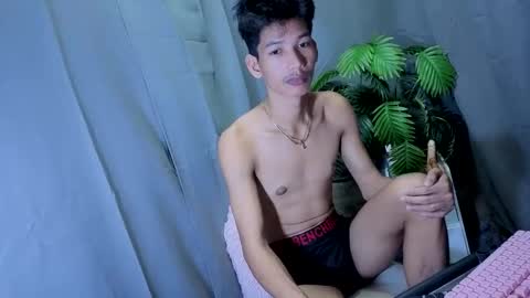 Snapshot of maxiebunny99 chatting on 10/16/25, 06:36 Reyn online show from 10/16/25, 06:36