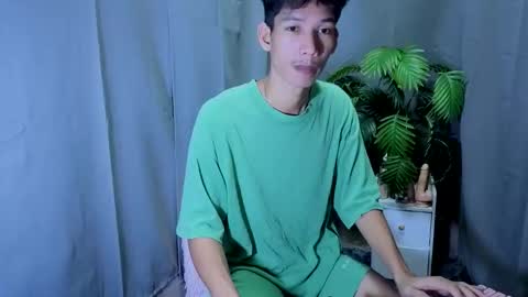 Snapshot of maxiebunny99 chatting on 10/20/25, 02:28 Reyn online show from 10/20/25, 02:28