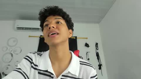 Snapshot of maximiliano_khalil chatting on 11/22/25, 07:02 Maximiliano online show from 11/22/25, 07:02