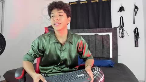 Snapshot of maximiliano_khalil chatting on 11/27/25, 08:11 Maximiliano online show from 11/27/25, 08:11