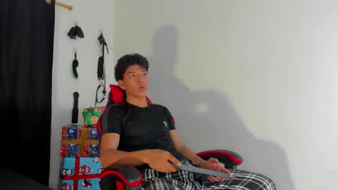 Snapshot of maximiliano_khalil chatting on 12/14/25, 07:51 Maximiliano online show from 12/14/25, 07:51