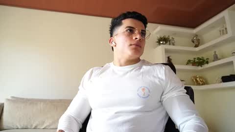 Snapshot of maximohoot chatting on 02/19/26, 03:08 Sebastian online show from 02/19/26, 03:08