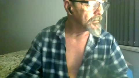 Snapshot of maximus_oreally chatting on 06/18/26, 01:37 Max online show from 06/18/26, 01:37