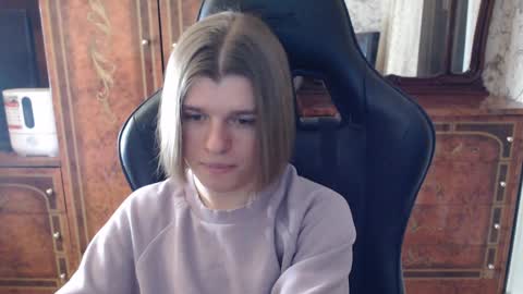 Snapshot of maxplay18 chatting on 02/19/25, 06:54 Max online show from 02/19/25, 06:54