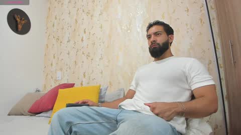 Snapshot of maxstrong01 chatting on 01/01/25, 12:43 Max online show from 01/01/25, 12:43