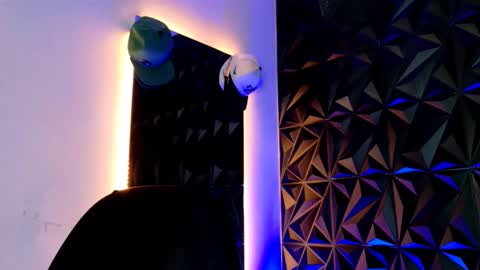 MAX online show from 10/22/25, 07:35