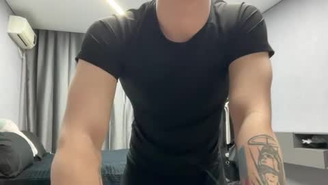 Snapshot of maxwoolf chatting on 04/17/26, 02:09 Max online show from 04/17/26, 02:09
