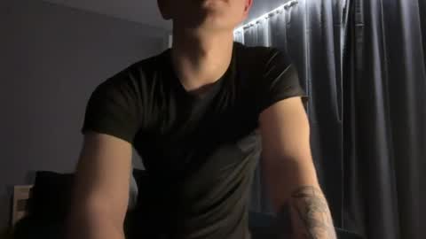 Snapshot of maxwoolf chatting on 04/19/26, 02:27 Max online show from 04/19/26, 02:27